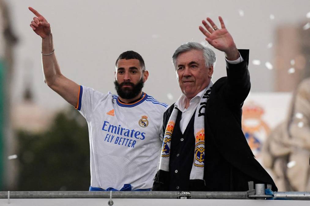 Carlo Ancelotti y Karim Benzema saludando a los aficionados del Real Madrid en la plaza Cibeles.