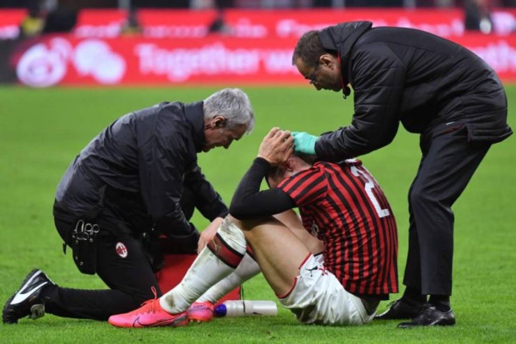 Ibrahimovic recibiendo atención médica tras el golpe que se llevó. Foto AFP