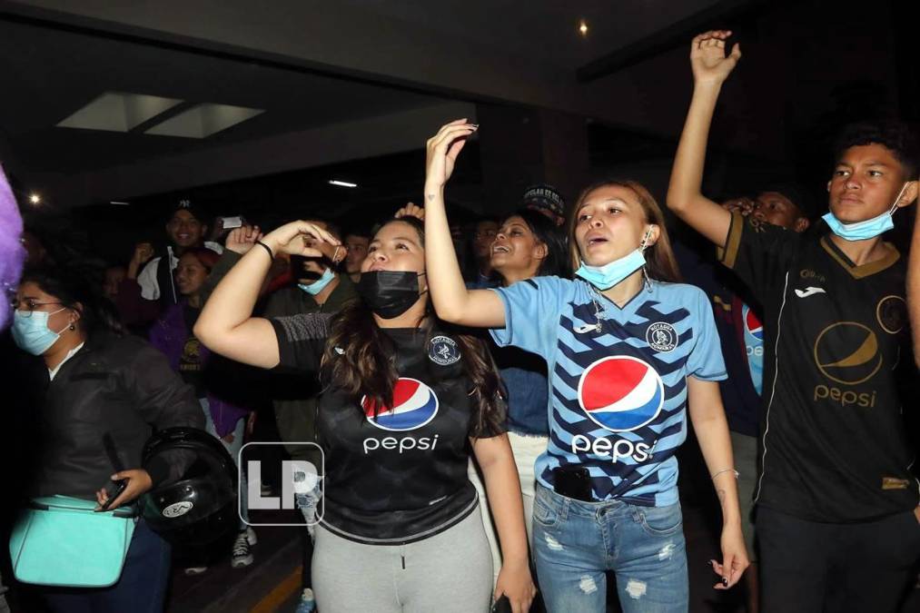 Y no pudo faltar el: “Volveremos, volveremos, volveremos otra vez, volveremos a ser campeones nacionales otra vez”.