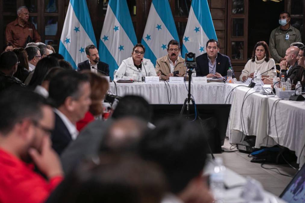 Héctor Zelaya acompaña a la presidenta Castro y al expresidente Zelaya durante un Consejo de Ministros en Casa Presidencial de Honduras. 