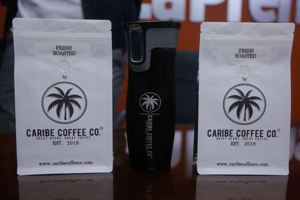 Caribe Coffee Co, dona equipo a los productores hondureños con los que trabaja y sus empaques están diseñados para degradarse en un año.