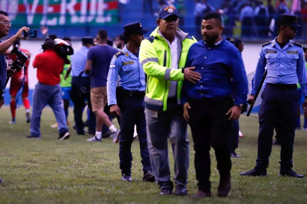 Miembros de seguridad tuvieron que intervenir para detener la batalla campal.