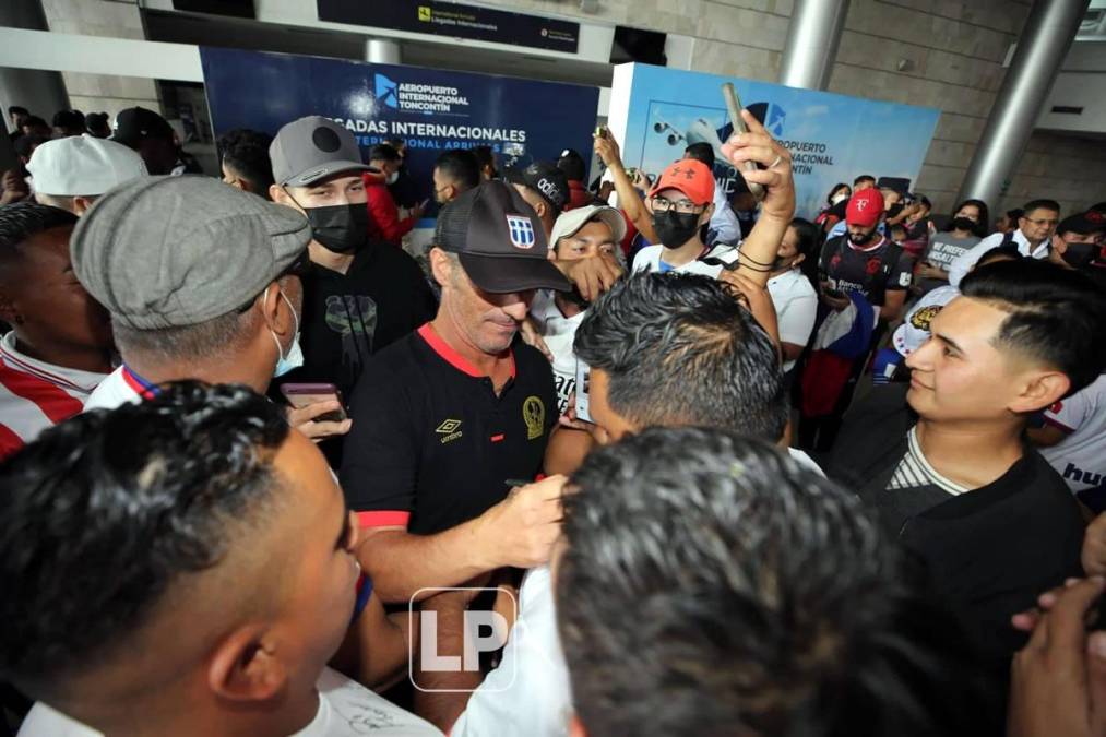 Pedro Troglio fue de los más aclamados en el aeropuerto Toncontín. Estuvo firmando autógrafos a los aficionados.