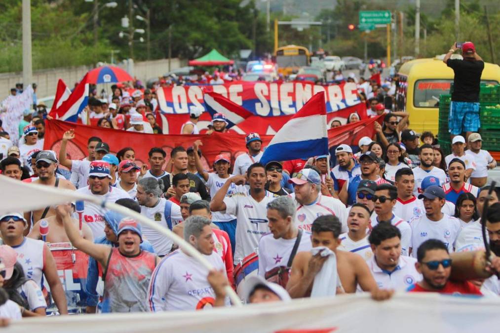 Colorida y con un gran ambiente. El banderazo de la barra del Olimpia siempre se lleva la atención de muchos. 