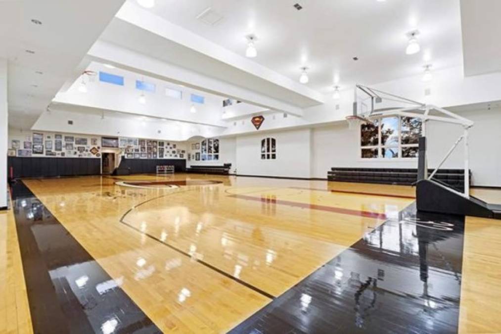 En la mansión también hay una cancha de baloncesto de 558 metros cuadrados.