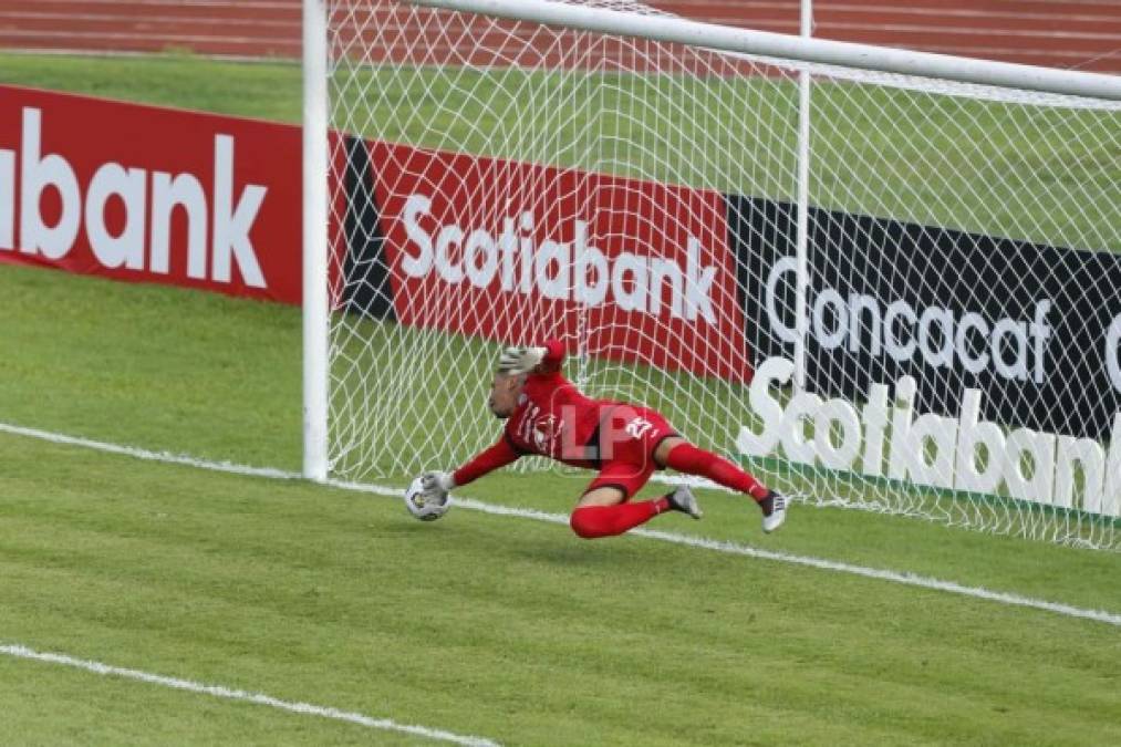 Torres alcanzó a tocar el balón, pero no pudo desviarlo en el disparo de Felipe Mora para el 0-1 del Portland Timbers.