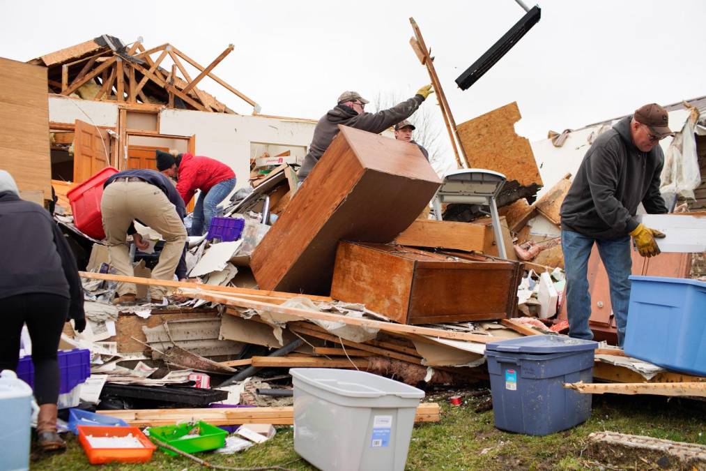Las cadenas televisivas ABC y NBC habían difundido la noche del jueves reportes policiales de que un <b>tornado</b> presuntamente azotó un parque de casas rodantes en la localidad de Winchester, en Indiana, provocando la muerte de tres personas.