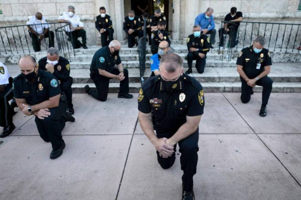 Con una rodilla en el suelo, rostros afligidos y gestos de disculpa. Así han tratado de pedir perdón un centenar de policías en EEUU durante la oleada de protestas tras el asesinato del afroamericano George Floyd a manos de un agente de Mineápolis.