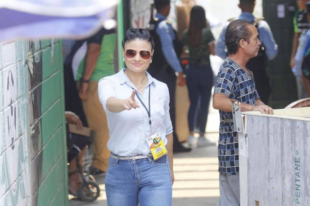 La periodista deportiva Claudia Torres también llegó a cubrir el partido Marathón-Olimpia.