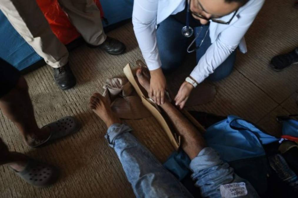 A Honduran migrant heading in a caravan to the US, is asssited by medical staff at the International Mesoamerican Fair's venue in Tapachula, Chiapas state, Mexico, on October 22, 2018. - President Donald Trump on Monday called the migrant caravan heading toward the US-Mexico border a national emergency, saying he has alerted the US border patrol and military. (Photo by Pedro Pardo / AFP)