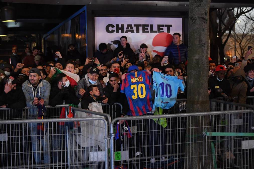 Muchos fanáticos de Messi se hicieron presentes en las afueras del Théâtre du Châtelet de París donde se realizó la gala del Balón de Oro 2021.