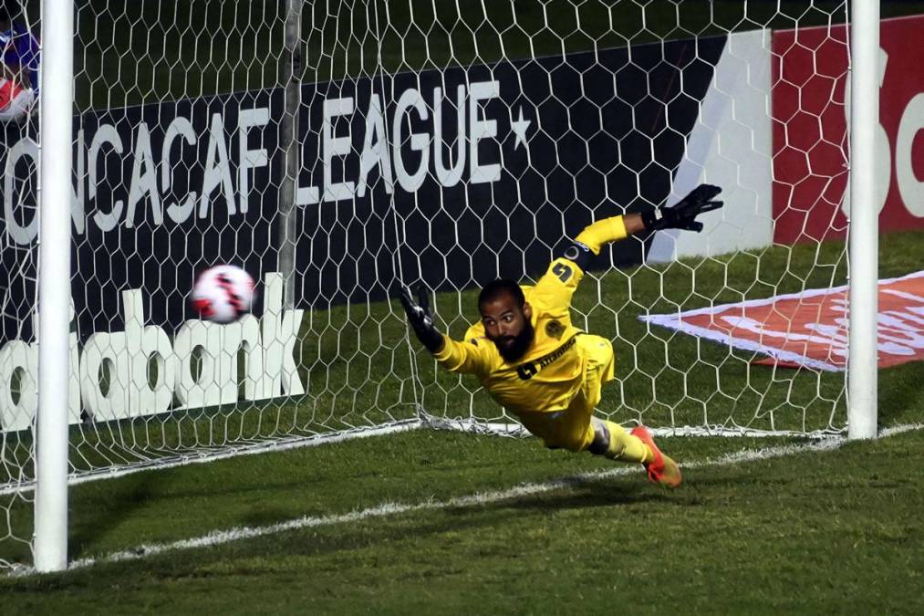 El portero hondureño del Olimpia, Edrick Menjívar, no pudo parar el penal de Johan Venegas para el 1-1 del Alajuelense.