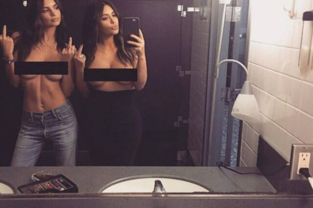 Polémica en 'topless'<br/>Emily y Kim Kardashian posaron desnudas del torso en defensa del cuerpo femenino, manifestando un mensaje de libertad y en contra el sexismo. Obviamente, 'rompió' las redes sociales.<br/>