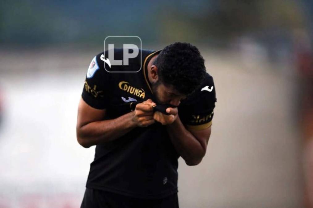 Marcelo Pereira dio muestra de su amor por el Motagua besando el escudo del equipo en la celebración de su gol.