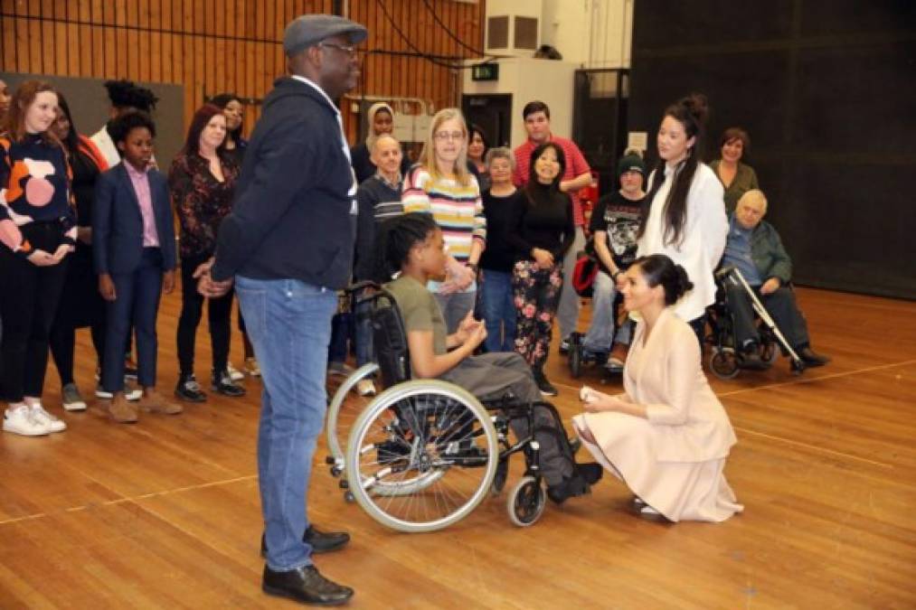 Durante la visita, la duquesa de Sussex se reunió con el director Rufus Norris y observó a miembros de la compañía Pericles participar en un taller.