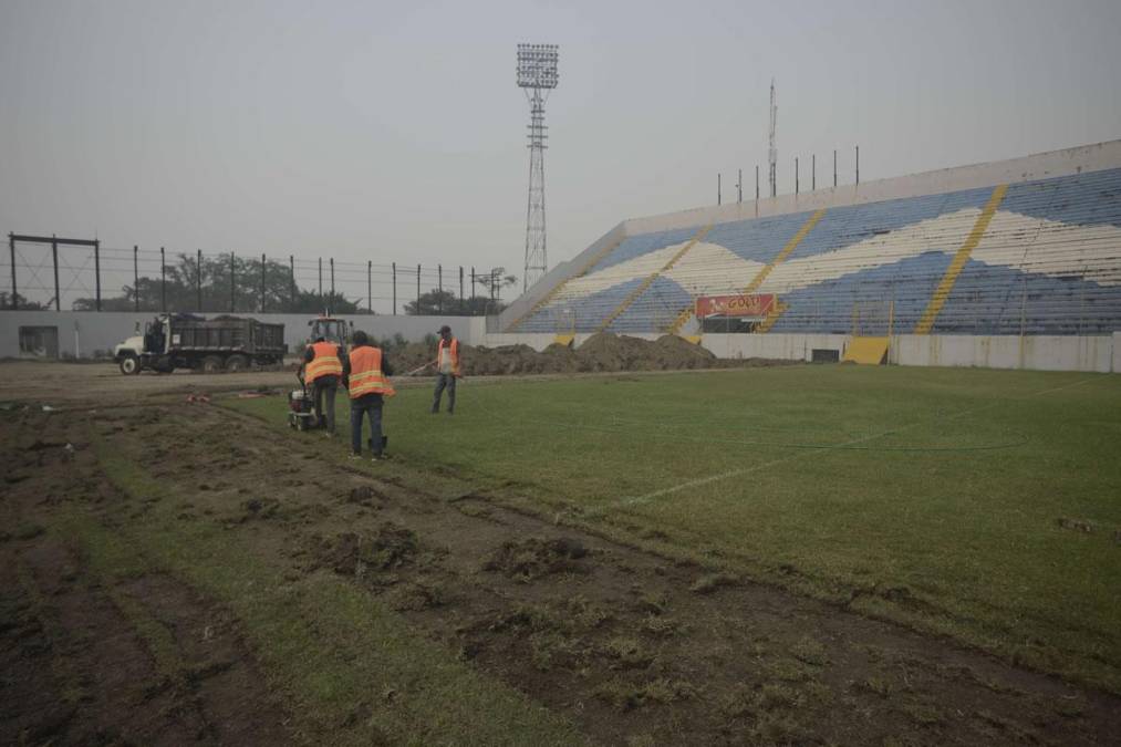 Los trabajos para el cambio de grama del estadio Morazán comenzaron esta semana.