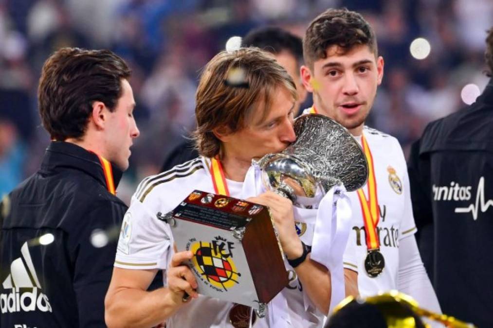 Luka Modric besando el trofeo de campeón de la Supercopa de España.