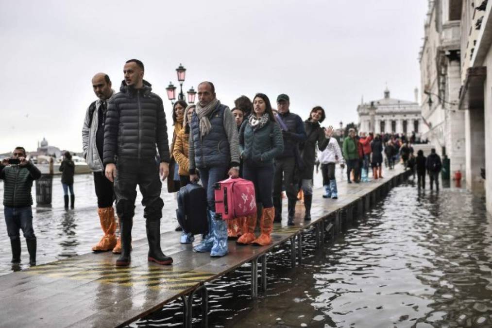 Todas las escuelas en Venecia y de las islas permanecerán cerradas hoy y en varias zonas de la ciudad se han producido apagones, sobre todo en el Lido y en el Campo Santa Margherita, y el agua ha entrado prácticamente en todos los edificios del centro.