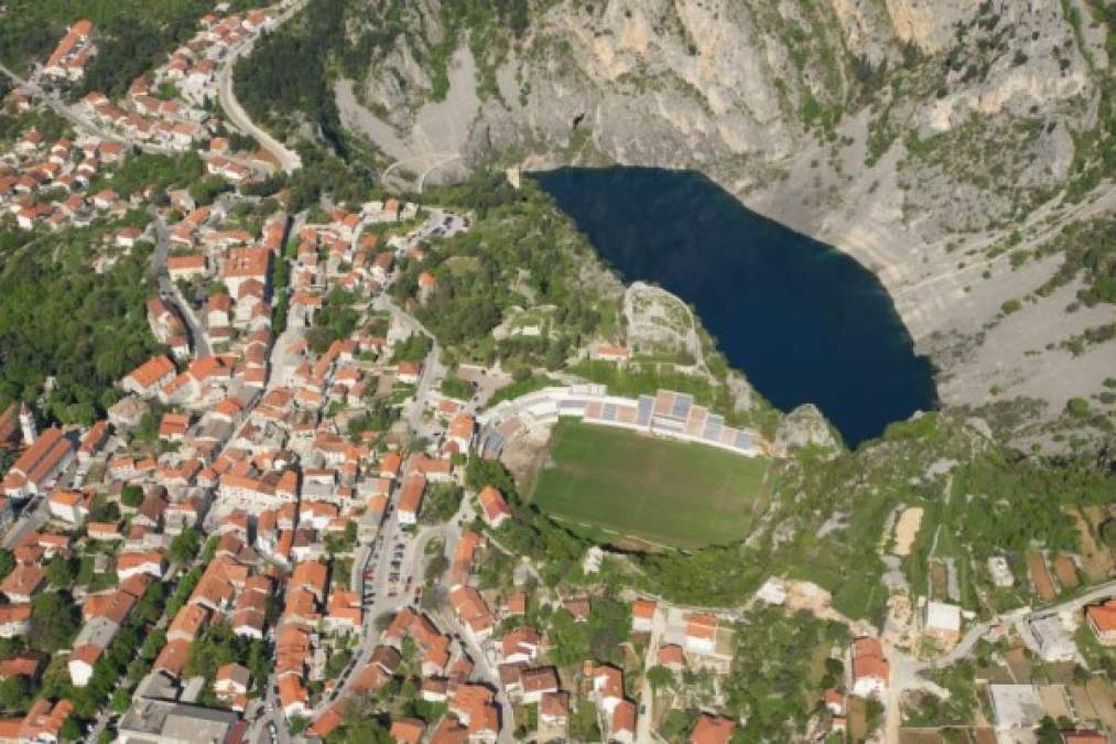 El Gospin Dolac de Croacia está rodeado por montañas como se observa en la fotografía, además uno de sus laterales se encuentra cerca de un precipicio de 500 metros. Tiene capacidad para 4.000 espectadores y fue construido en 1989.