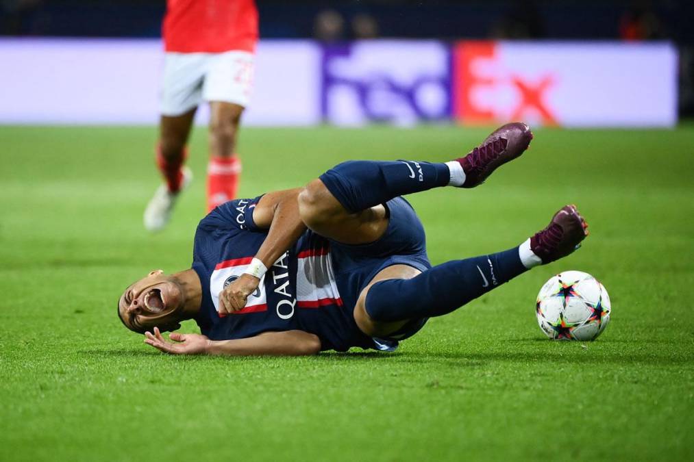 El delantero francés del París Saint Germain cayó al suelo con gestos de mucho dolor.