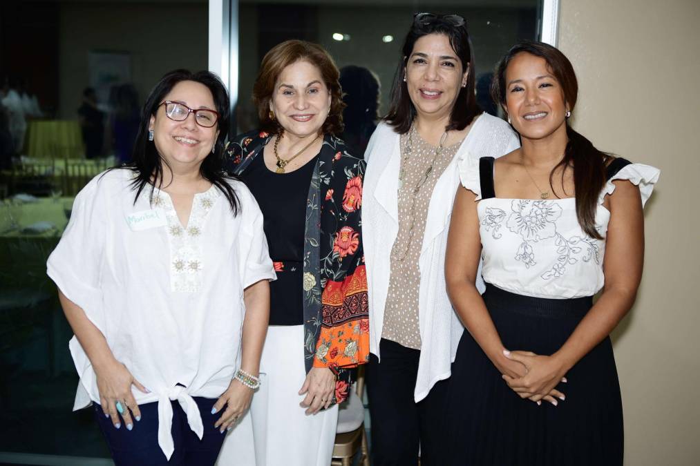 Maribel de Umaña, Dora Morales, Lourdes Bados y Ana Morales