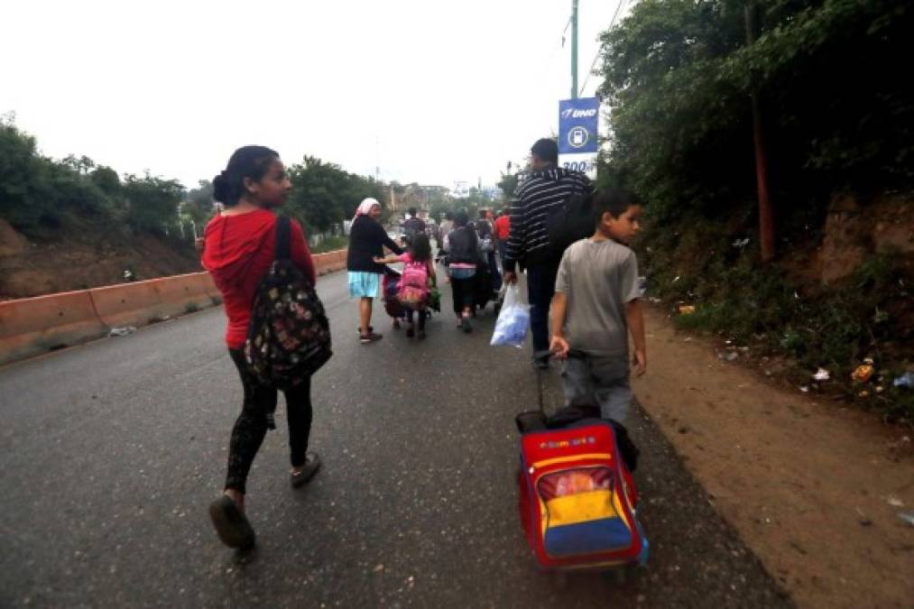 El portavoz de la Policía Municipal de Tránsito, Amilcar Montejo, indicó en sus redes sociales que 'más de un centenar' de migrantes de Honduras llegaron a la capital provenientes de Chiquimula y Zacapa.