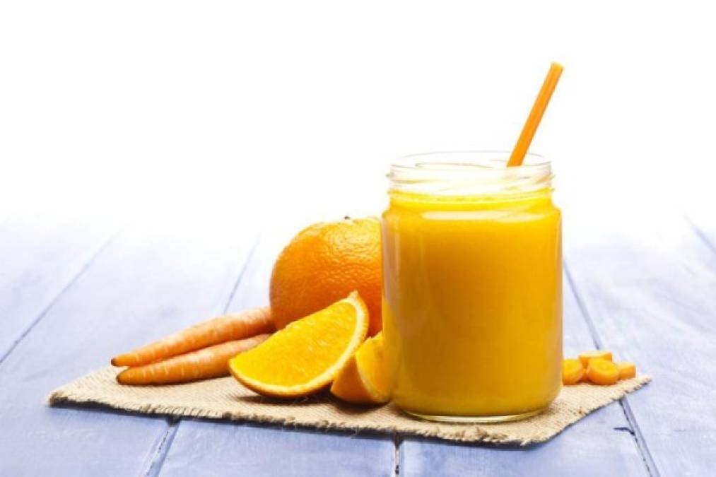 1. Beber el jugo de naranja recién exprimido le proporciona energía y buen humor. Lo ideal es que lo tome en el desayuno, le ayudará a trabajar mejor.