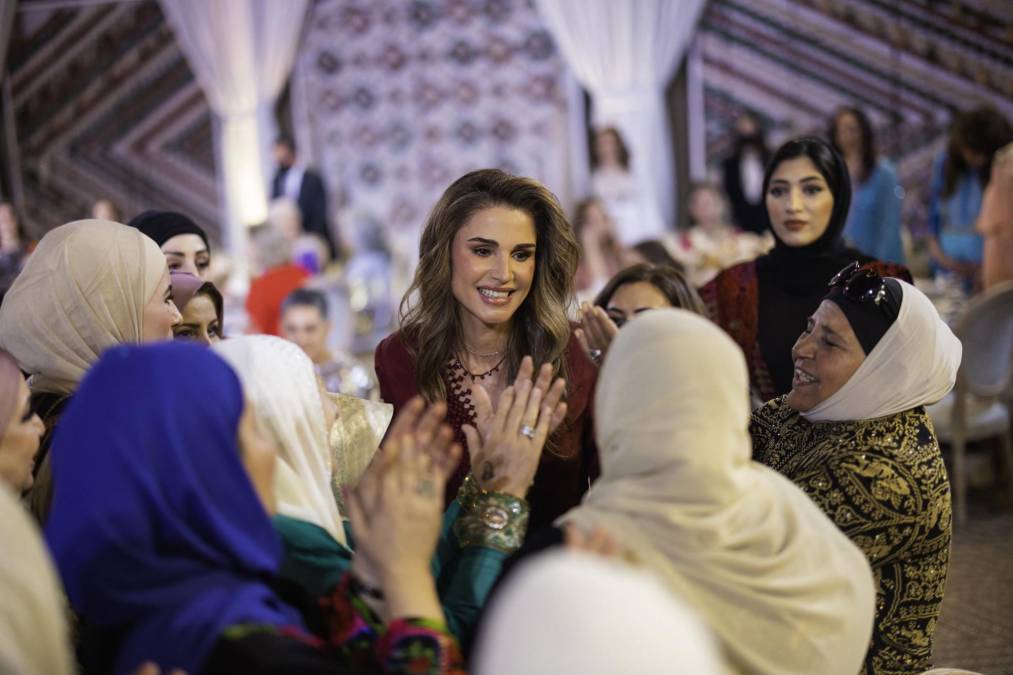La reina Rania dio la bienvenida a algunos de los invitados a la ceremonia.
