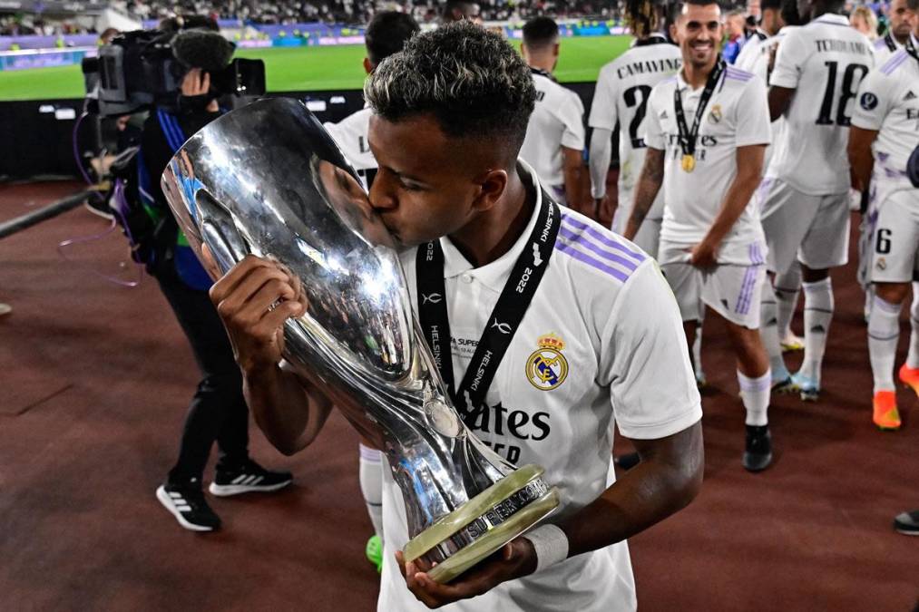 Rodrygo Goes besando el trofeo de la Supercopa de Europa.