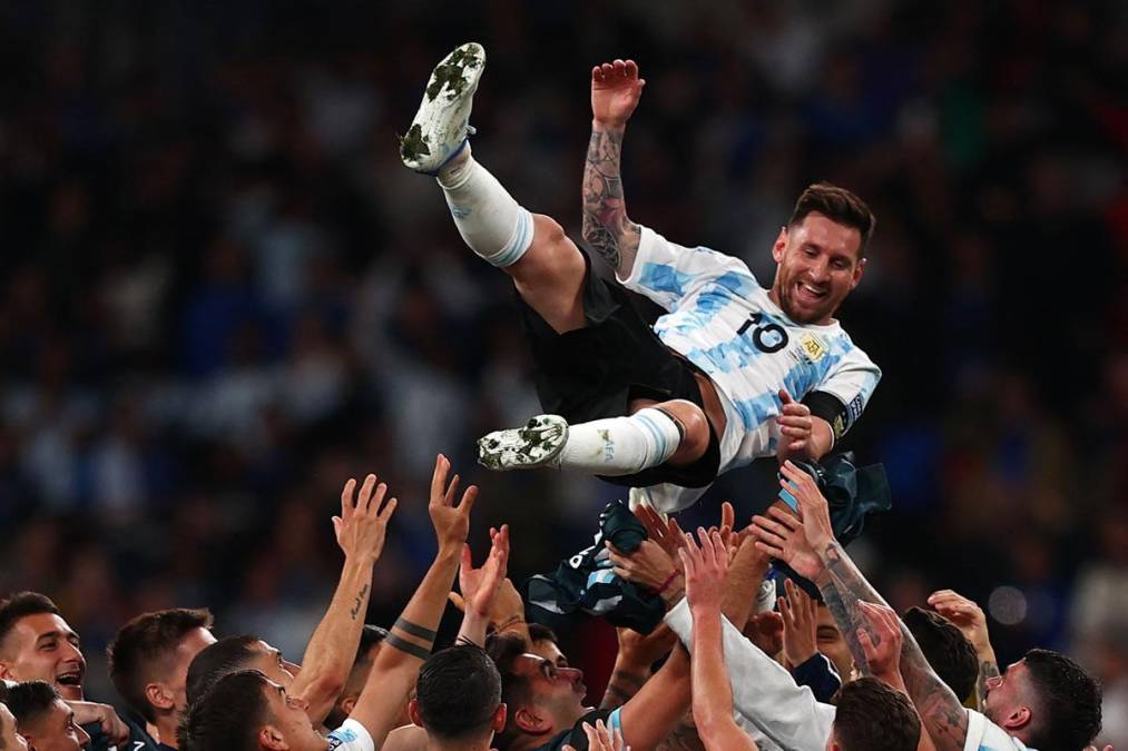 Lionel Messi fue manteado por sus compañeros tras el triunfo de Argentina ante Italia en la Finalissima.