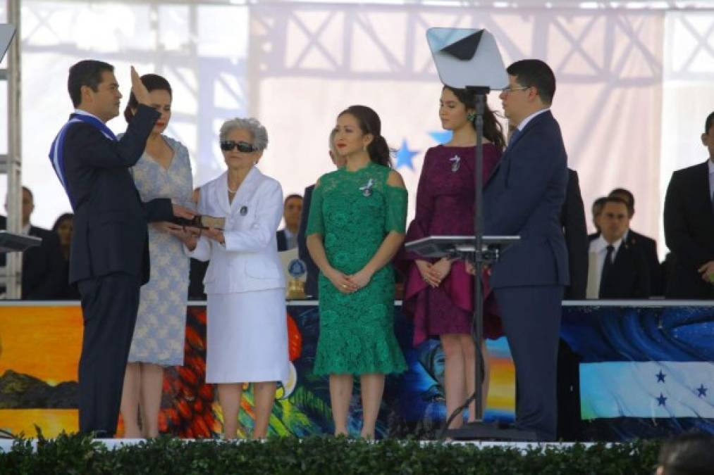 Sus hijas, Ivonne e Isabella Hernández optaron por vestidos más coloridos, lucieron un color verde y morado.