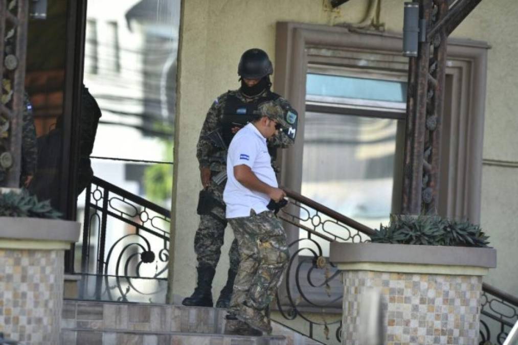 Agentes inspeccionaron el interior del hotel.