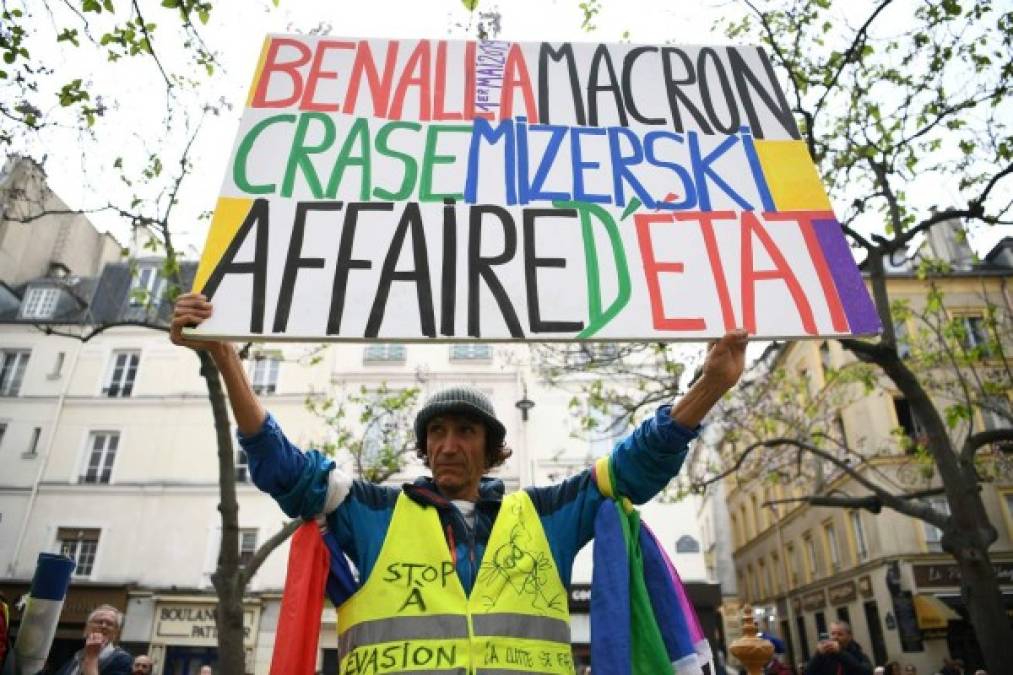 Aunque las primeras manifestaciones se llevaban a cabo de forma pacífica, el ambiente empezó a caldearse en París cuando la policía lanzó gases lacrimógenos para dispersar a varios cientos de 'black blocs', militantes anticapitalistas y antifascistas vestidos de negro y con la cara cubierta.