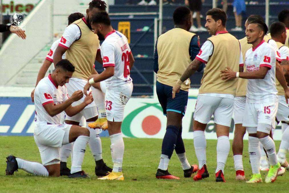 Tras su segundo golazo, Carlos Pineda se rindió a Jorge Álvarez y así festejaron, sacándole brilló a ese taco derecho.