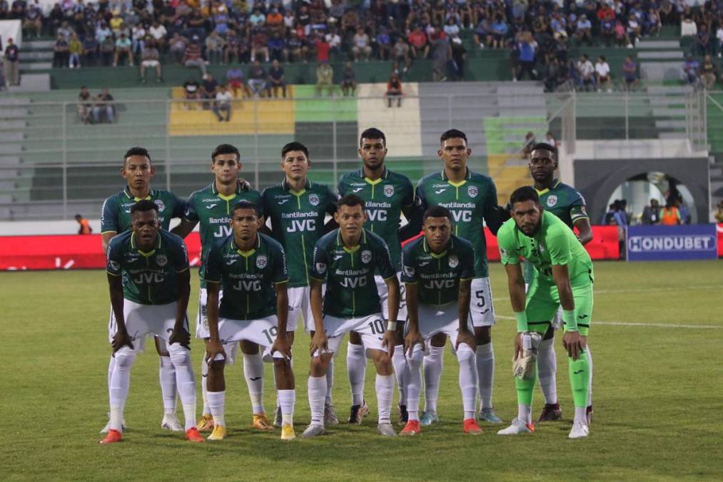 El 11 titular del Marathón posando antes del partido contra el Motagua.