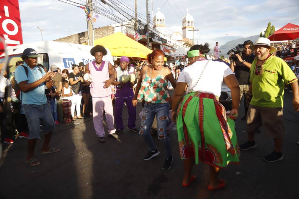 Encabezando el desfile también se encontraba Eduardo Zablah, organizador y promotor del carnaval, quien entrevista exclusiva con LA PRENSA señaló que para desarrollar el evento estuvieron preparándose desde hace un mes y medio.