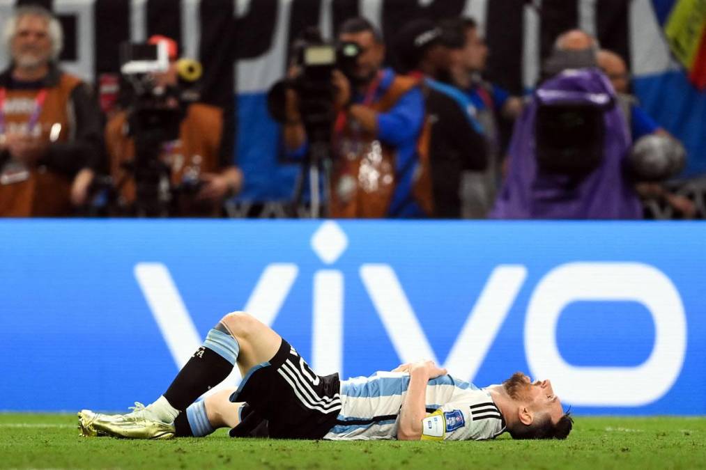 El alivio de Lionel Messi, se tiró al suelo tras el pitazo final del partido contra Australia.