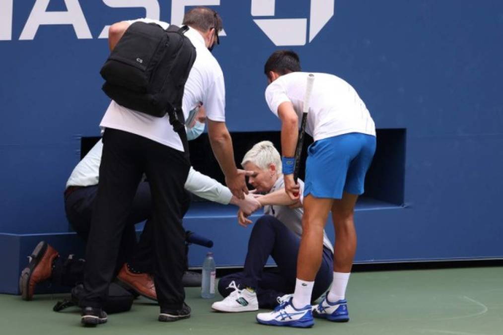 Al ver que la había golpeado, Djokovic pidió rápidamente disculpas y corrió a ver el estado de la jueza, que tuvo que recibir atención médica sobre la pista Arthur Ashe, la principal de Flushing Meadows.