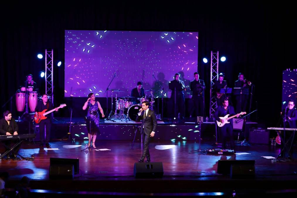 Público hondureño disfruta del concierto de Daniel Ochoa