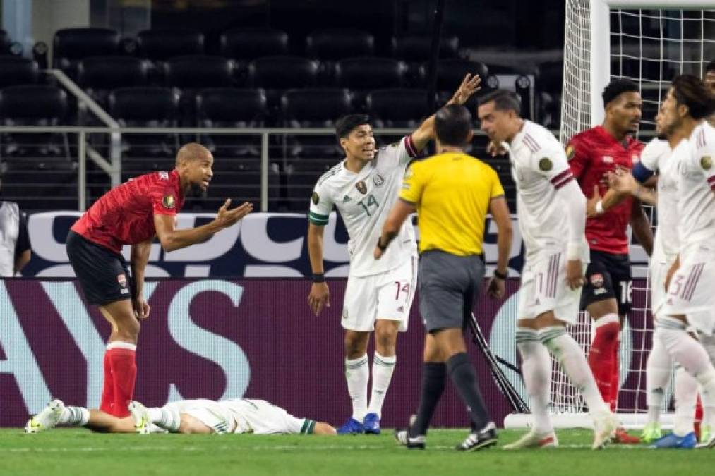 Jugadores de México le reclamaron al árbitro costarricense Ricardo Montero por no pitar nada en la jugada.