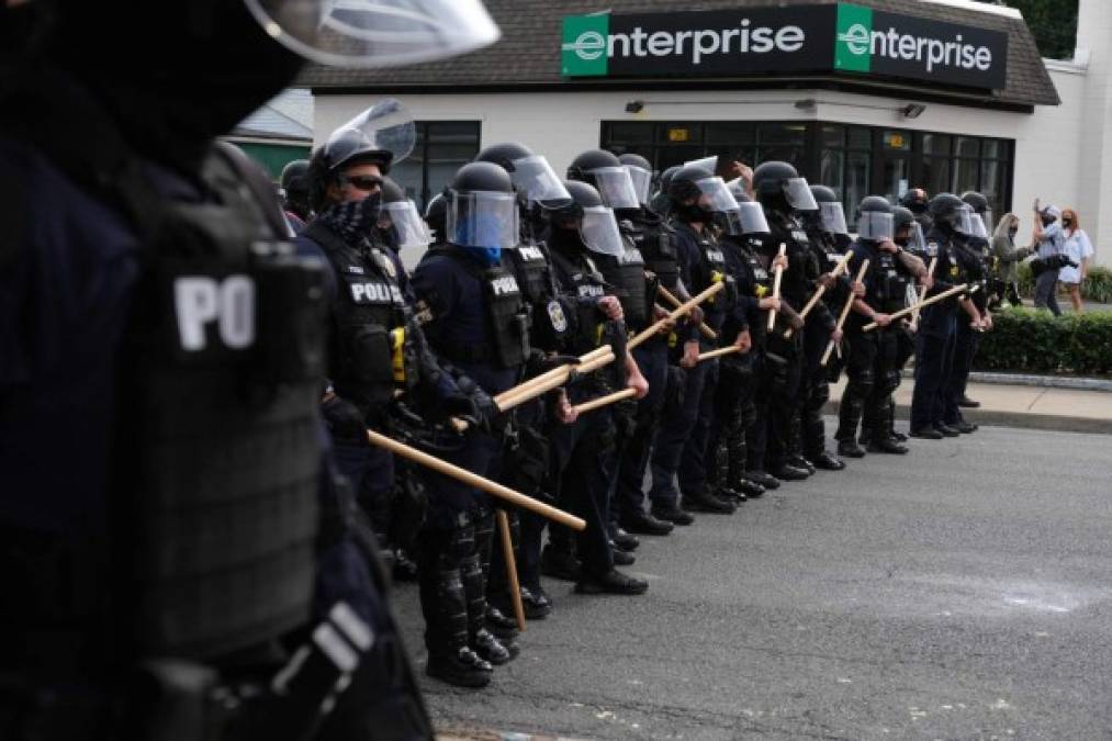 El fiscal Cameron pidió a quienes se manifiestan en las calles que 'recuerden que las marchas pacíficas' son su 'derecho como ciudadanos estadounidenses', pero que 'la violencia y la destrucción' no lo son.