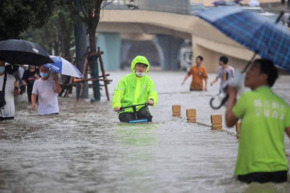 La ciudad 'registró una serie de tormentas raras y violentas, provocando una acumulación de agua en el metro de Zhengzhou', explicaron las autoridades de la ciudad en un mensaje en la red social Weibo.