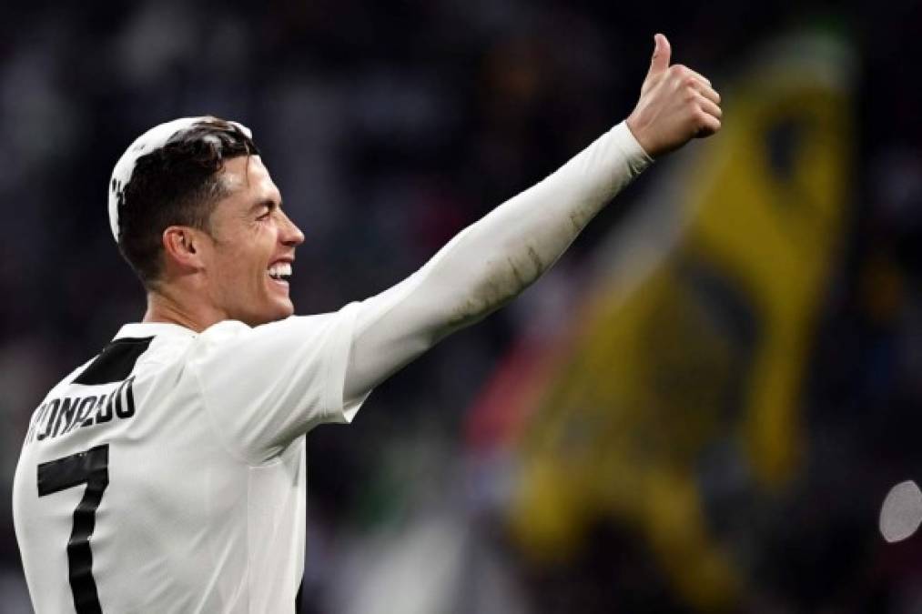 CR7 alza su pulgar con dirección a las gradas en señal de victoria. El portugués anunció su futuro al final del partido: 'Me quedo al 1000% en la Juventus la próxima temporada'. Así de claró fue.