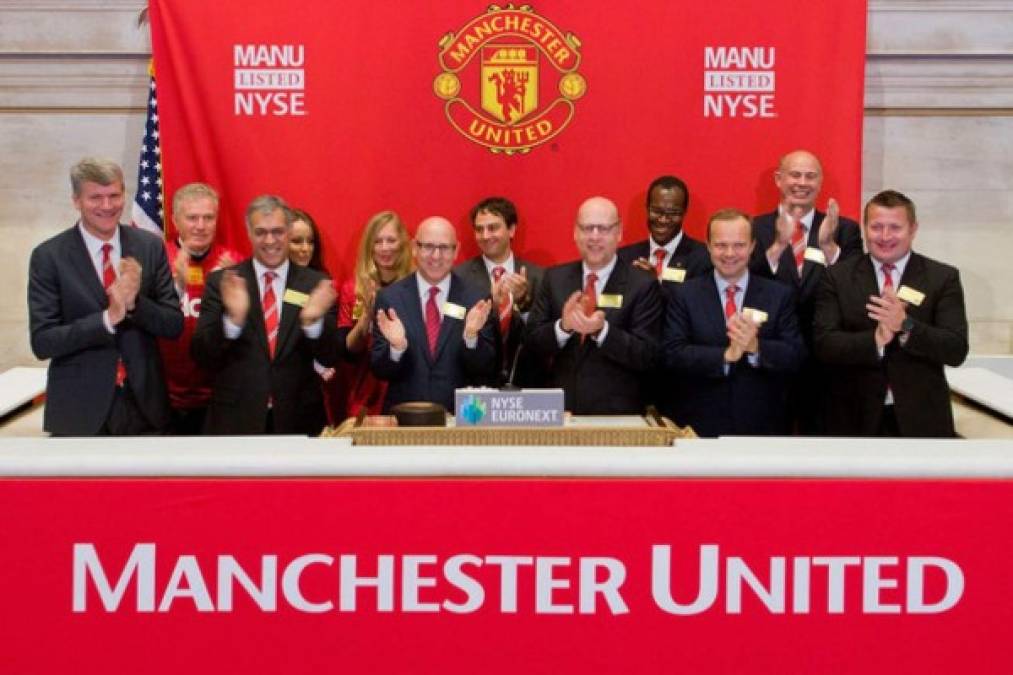 Los actuales propietarios del United, dueños del club desde 2015, defendían que no estaban dispuestos a vender a ningún precio. Pero las cosas parece que pueden cambiar. El copropietario Kevin Glazer está dispuesto a poner a la venta el 13 por ciento del club de la Premier League en la Bolsa de Nueva York, valorado en £ 270 millones (314 M€).