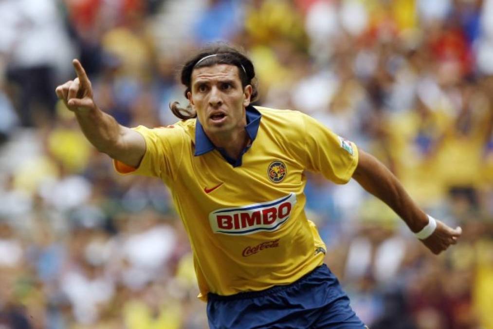Daniel Bilos - El delantero argentino, ex Boca Juniors, fue fichado por el América en 2007, procedente del Saint Etienne de Francia. Es considerado el peor fichaje en la historia de las ánguilas. Ya está retirado.