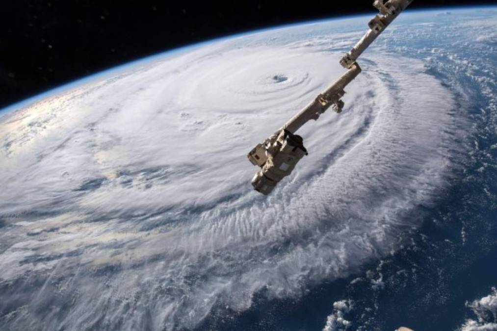 EPA7127. ESPACIO (ESTADOS UNIDOS), 12/09/2018.- Fotografía cedida por la NASA muestra el ojo del huracán Florence sobre el océano Atlántico hoy, 12 de septiembre del 2018. El 'extremadamente peligroso' huracán de categoría 4 Florence mantiene su fortaleza, dimensión y organización en su ruta hacia Las Carolinas, en la costa sureste de EE.UU., donde amenaza, entre otras, con una marejada ciclónica. EFE/NASA/SÓLO USO EDITORIAL/PROHIBIDA SU VENTA