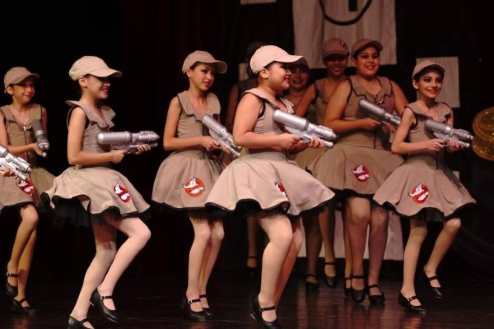 La alumnas de Tap IV intrepretando“Ghostbusters”.