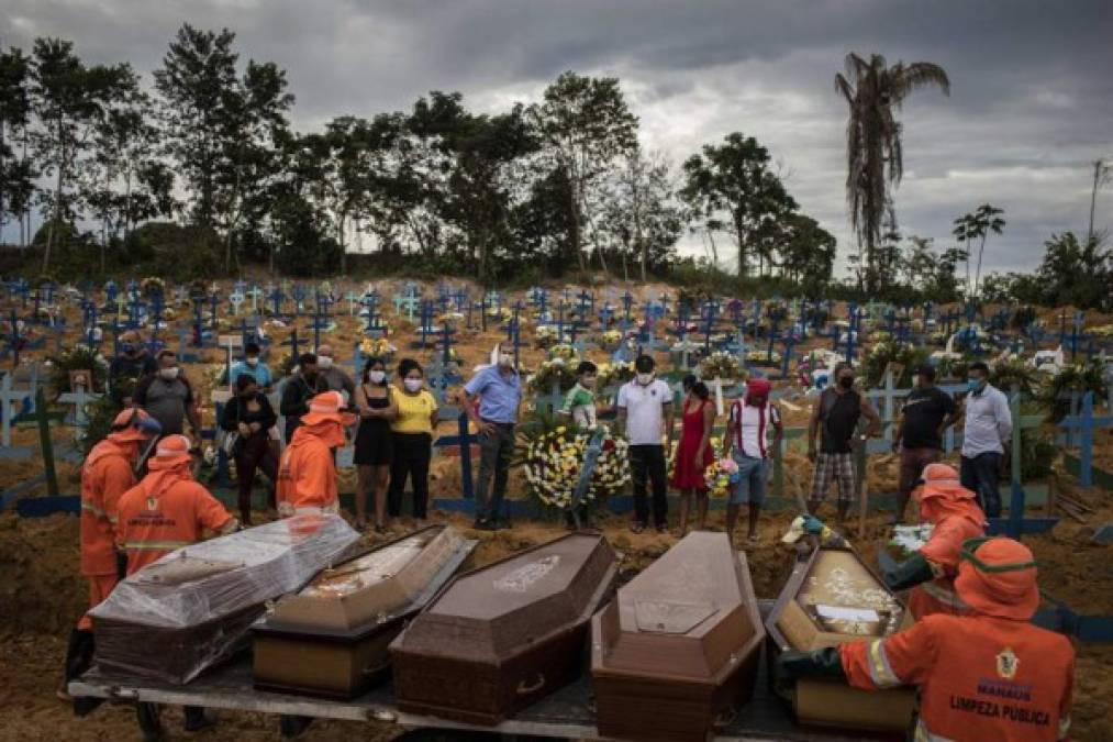 En estos lugares, que no son los más grandes de sus países pero se han convertido en epicentro de la pandemia, los sistemas sanitarios y funerarios han colapsado, o están a punto de hacerlo, por la forma descontrolada como avanza la enfermedad, que ya deja más de 125,000 casos y unos 6,000 muertos en la región, según datos de la Organización Mundial de la Salud (OMS). Y lo peor: el pico máximo del COVID-19 ni siquiera ha llegado y se espera para mediados o finales de mayo.