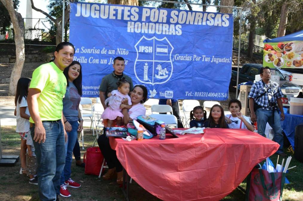 De la mano con el trabajo, los esposos y un grupo de buenos samaritanos tienen una fundación llamada “Juguetes por Sonrisas Honduras”. Con esta fundación regalan juguetes en varias partes del mundo, no solo en Honduras.