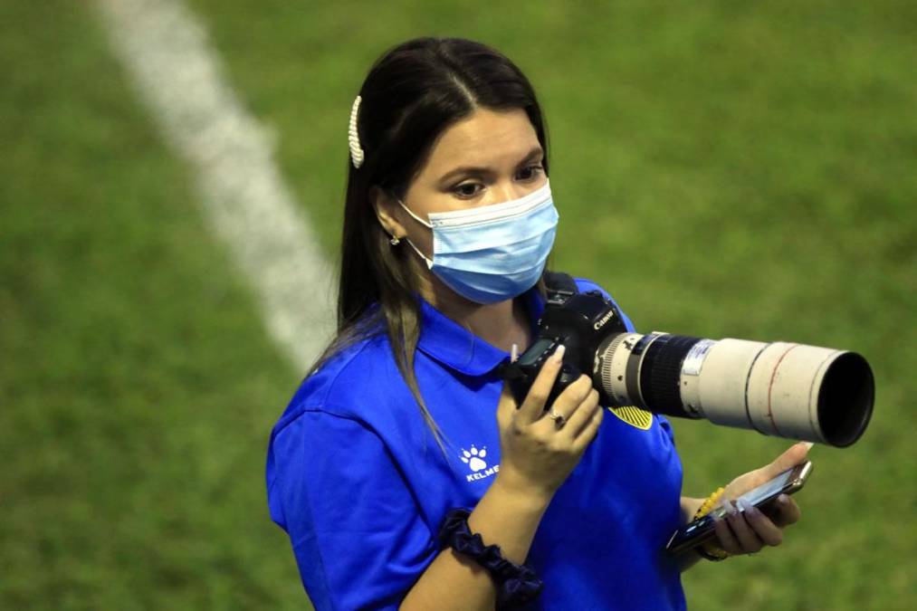 La chica encargada de las fotografías en el Real España.